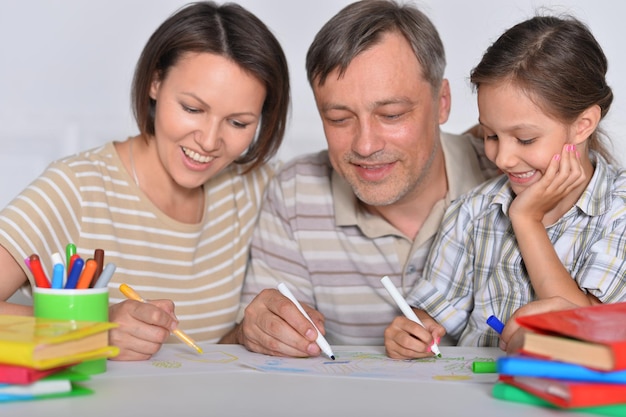 Glückliche Familienzeichnung zu Hause