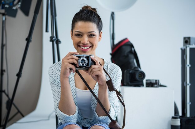 Glückliche Fotografin im Studio