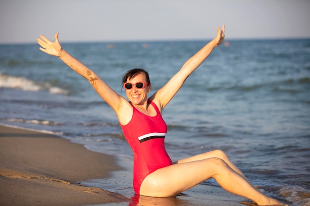 Glückliche Frau am Meer in der Sonne