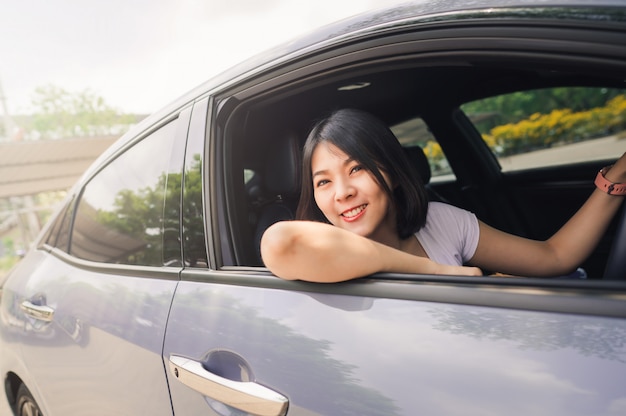 Glückliche Frau, die ihr neues Auto fährt