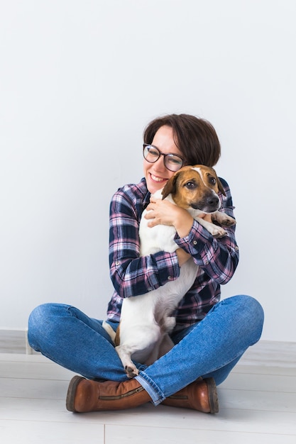 Glückliche Frau, die ihren Jack Russell Terrier hält