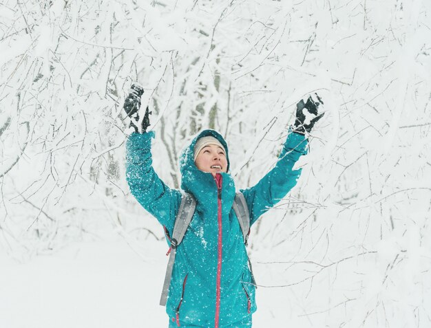 Glückliche Frau, die in Winter geht