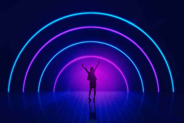 Glückliche Frau, die mitten in einem halbkreisförmigen futuristischen Neonlichthintergrund steht