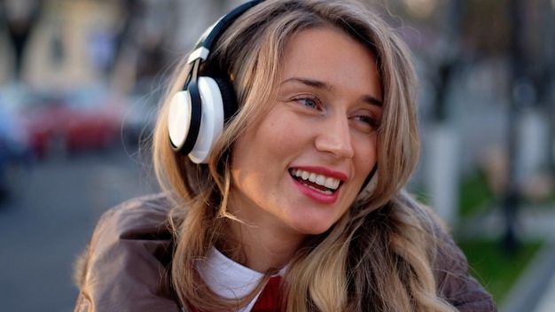 Glückliche Frau, die Musik auf drahtlosen Kopfhörern hört