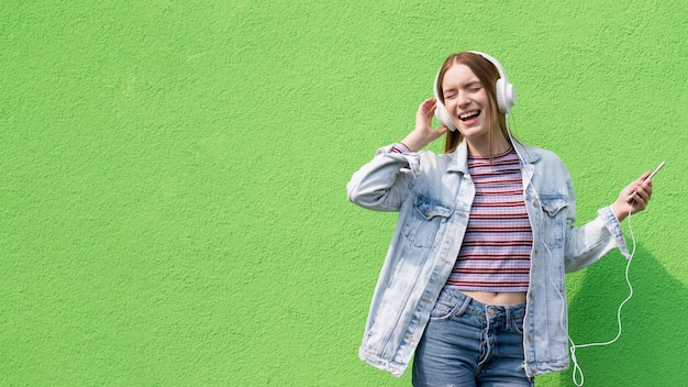 Foto glückliche frau, die musik hört