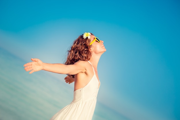 Glückliche Frau, die Spaß in den Sommerferien hat