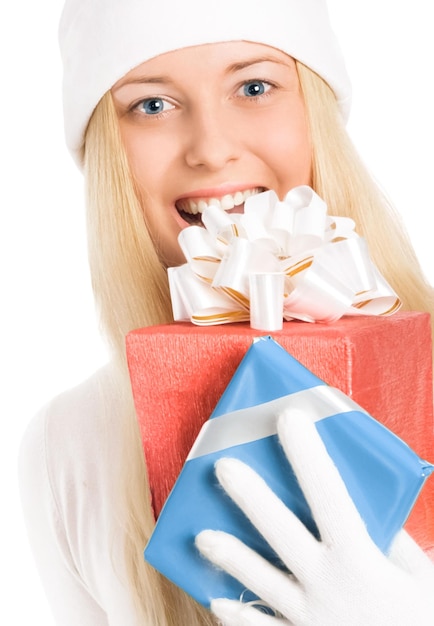Glückliche Frau, die weißen Hintergrund der Weihnachtsgeschenke mit copyspace Einkaufen und Feiertag hält