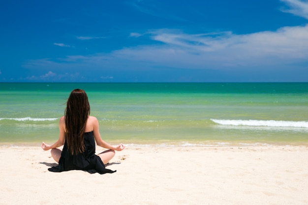 Glückliche Frau entspannt sich am Strand