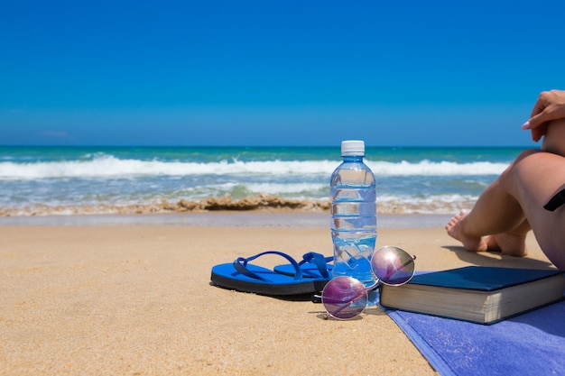 Glückliche Frau entspannt sich am Strand