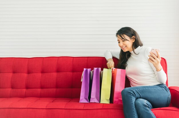 Glückliche Frau genießt online einkaufen