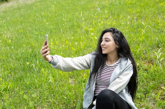 Glückliche Frau Hand Telefon Selfie