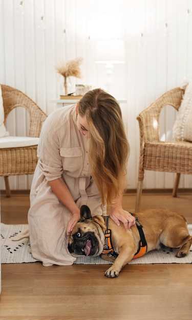 Glückliche Frau im Anhänger, die mit Hund spielt