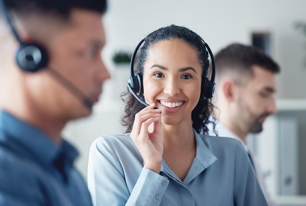 Foto glückliche frau im portrait-callcenter und headset mit crm-kommunikation mit technologie und kontaktieren sie uns. kundendienst-telemarketing oder technischer support. beraterin mit lächeln und helpdesk