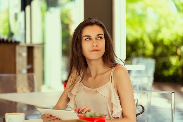 Glückliche Frau im Straßencafé