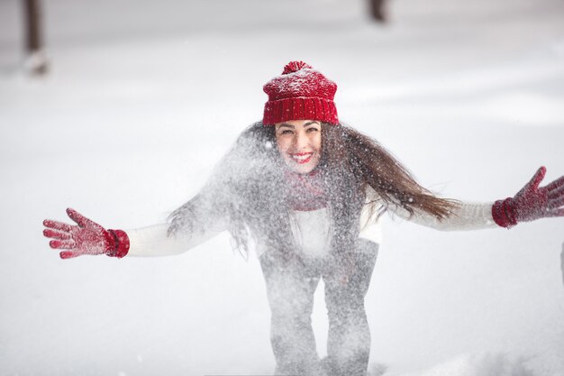 Glückliche Frau in der Winterlandschaft