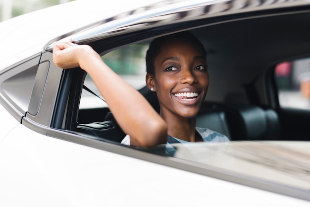 Glückliche Frau in einem Auto