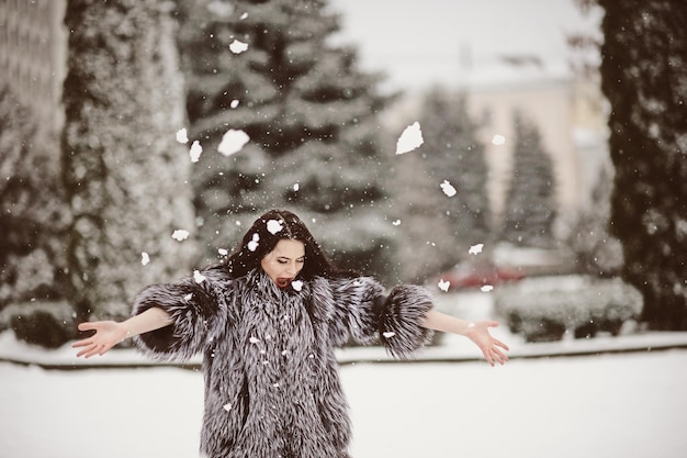 Glückliche Frau in einem verschneiten Wintertag