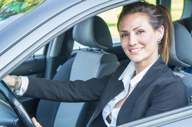 Foto glückliche frau in seinem neuen auto