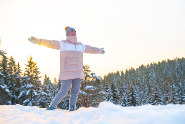 Foto glückliche frau, junger, entspannter, sorgloser, freier mann atmet tiefe frische luft im freien bei verschneiter winterkälte