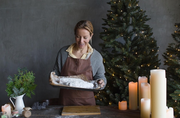 Glückliche Frau kocht einen Kuchen für Weihnachten