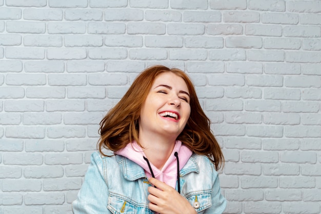 Glückliche Frau lachen. Nahaufnahmeportrait