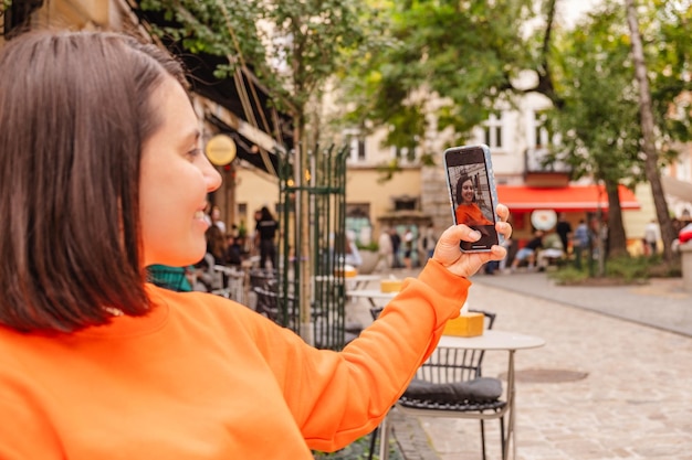 Glückliche Frau macht ein Selfie