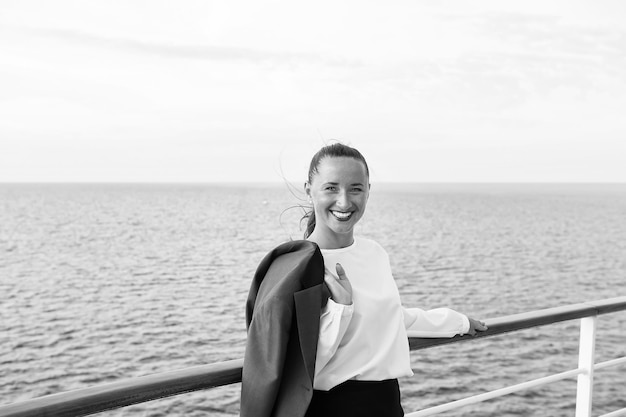 Glückliche Frau mit Business-Jacke an Bord in miami usa Geschäftsreisende Sinnliche Frau lächelt an Bord des Schiffes auf blauem Meer Fashion Beauty Look Fernweh Abenteuer Entdeckungsreise