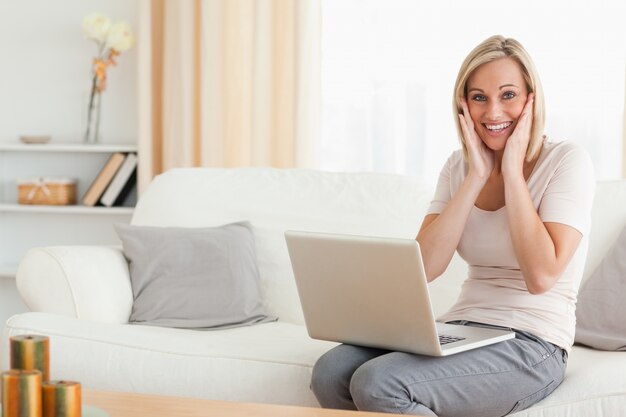 Glückliche Frau mit einem Laptop