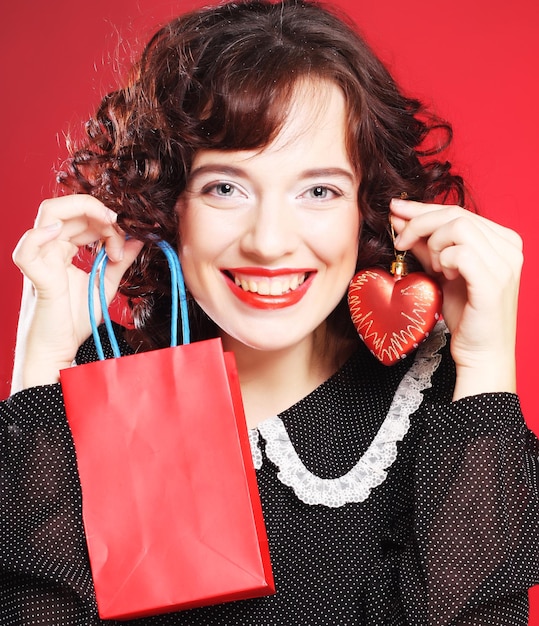 Glückliche Frau mit Einkaufstasche und Geschenk