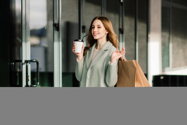 Glückliche Frau mit Einkaufstüten, die das Einkaufen genießen. Konsum, Lifestyle-Konzeption