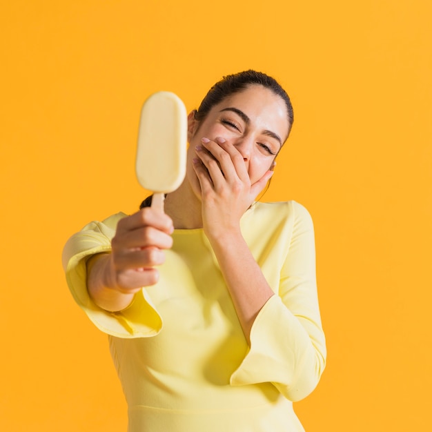 Glückliche Frau mit Eis