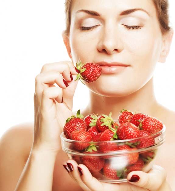 Glückliche Frau mit Erdbeere