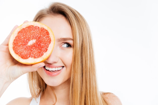 Glückliche Frau mit Grapefruitscheibe isoliert auf weißem Hintergrund