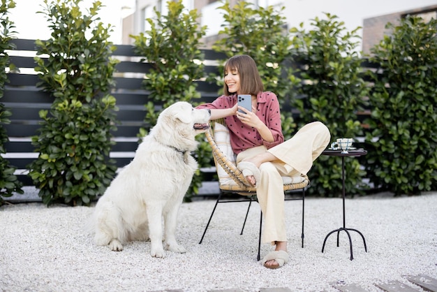 Glückliche Frau mit ihrem Hund im Hinterhof
