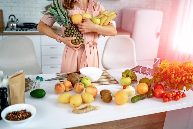 Glückliche Frau mit Obst und Gemüse in der Küche Gesundes Essen und Diätkonzept Abnehmen