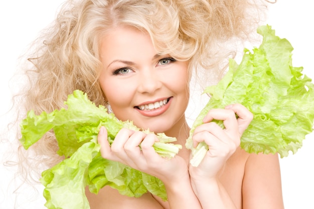 glückliche Frau mit Salat über weißer Wand