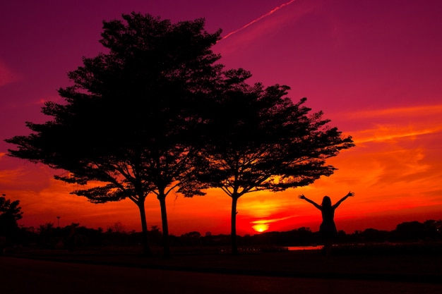 Glückliche Frau mit Sonnenaufgang