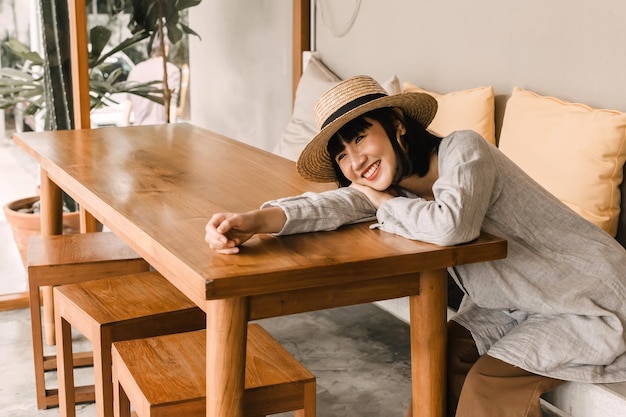 Glückliche Frau sitzt auf der Couch