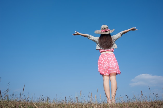 Glückliche Frau Stehend mit blauem Himmel