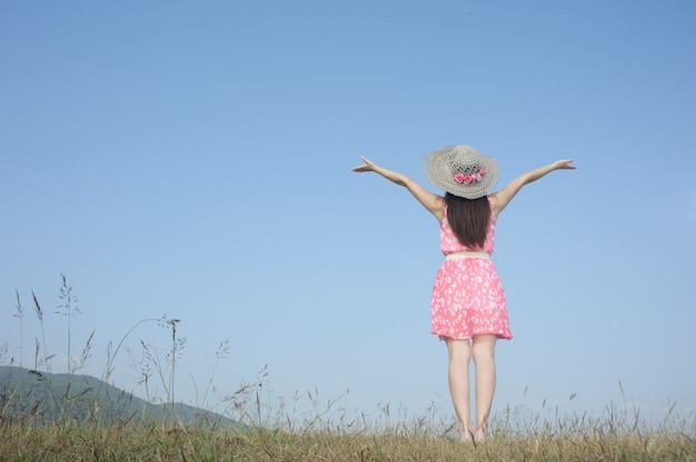 Glückliche Frau Stehend mit blauem Himmel