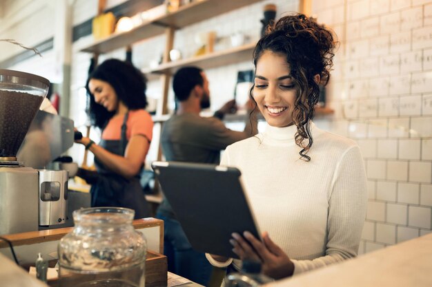 Foto glückliche frau tablet und kleinunternehmen im café im management-netzwerk oder eigentum im café weibliche unternehmerin oder restaurantbesitzerin lächeln mit technologie-team und barista im laden