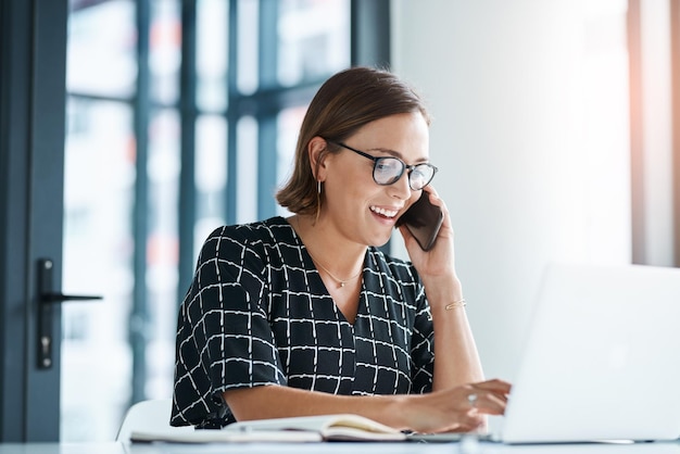 Glückliche Frau und Telefonanruf im Büro mit Laptop für die Arbeit als Rezeptionistin administrative Unterstützung und Multitasking-Fähigkeit Weibliche Mitarbeiterin online und Gespräch zur Bestätigung von Termin und Planung