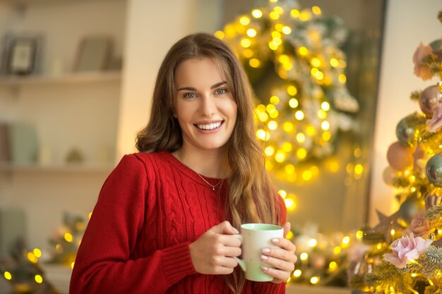 Glückliche Frau zu Hause während Weihnachten