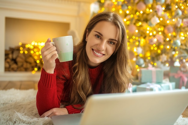 Glückliche Frau zu Hause während Weihnachten