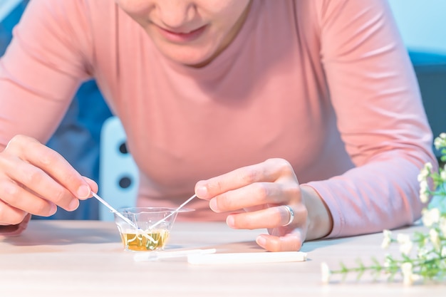 glückliche Frauen Hand Schwangerschaftstest Pad Urin