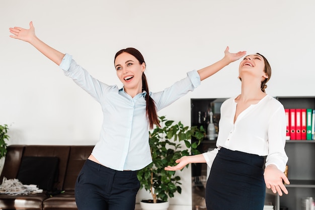 Glückliche frauen im büro