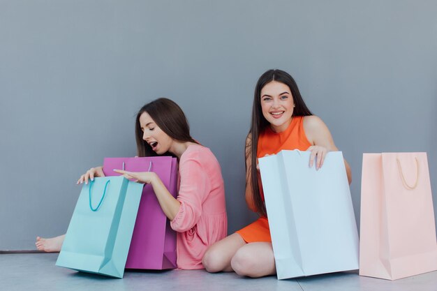 Glückliche Frauen mit Einkaufstaschen