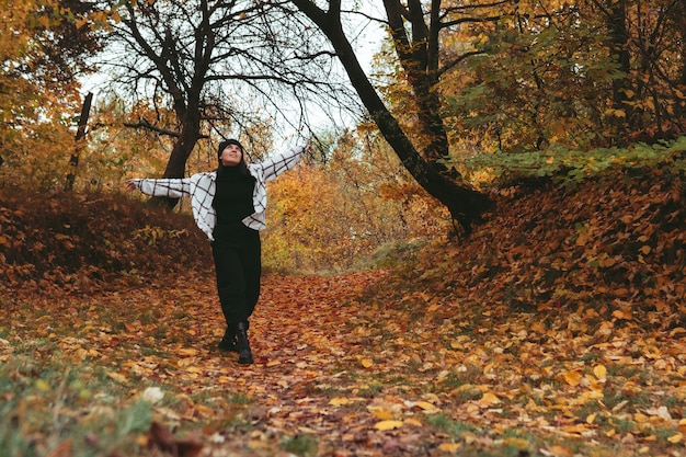 Glückliche Frauenherbststadtparkstadt auf Hintergrundkopienraum