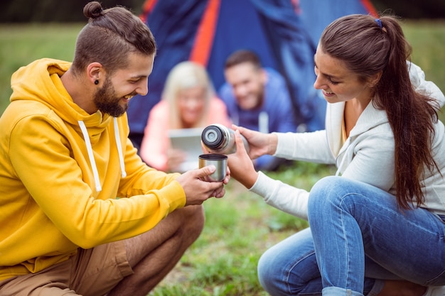 Glückliche Freunde auf einem Campingausflug