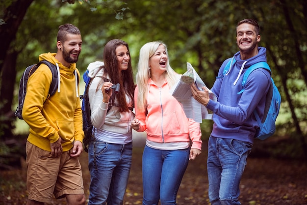 Glückliche Freunde auf Wanderung zusammen